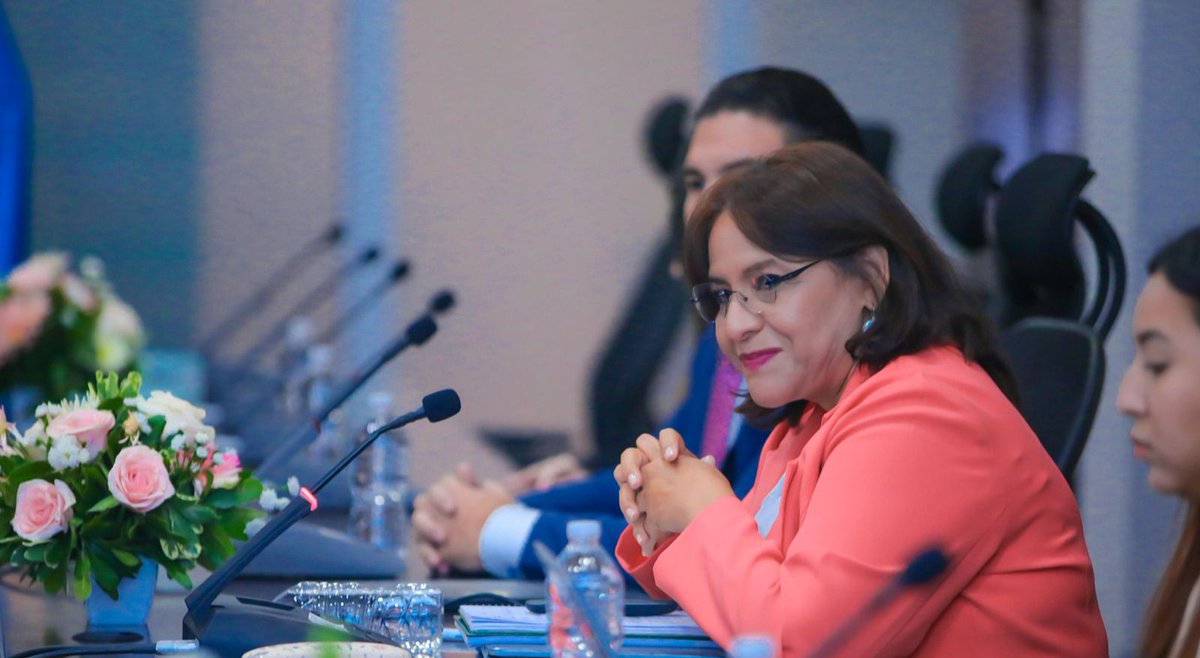 Minotahn's tweet image. 🌱👩🏻🌾 La actual Titular de la Secretaría de Agricultura y Ganadería, @LauraSuazoT, presentó su visión y pilares estratégicos como aspirante a la Dirección General del Instituto Interamericano de Cooperación para la Agricultura (IICA) ante el Cuerpo Diplomático acreditado en…