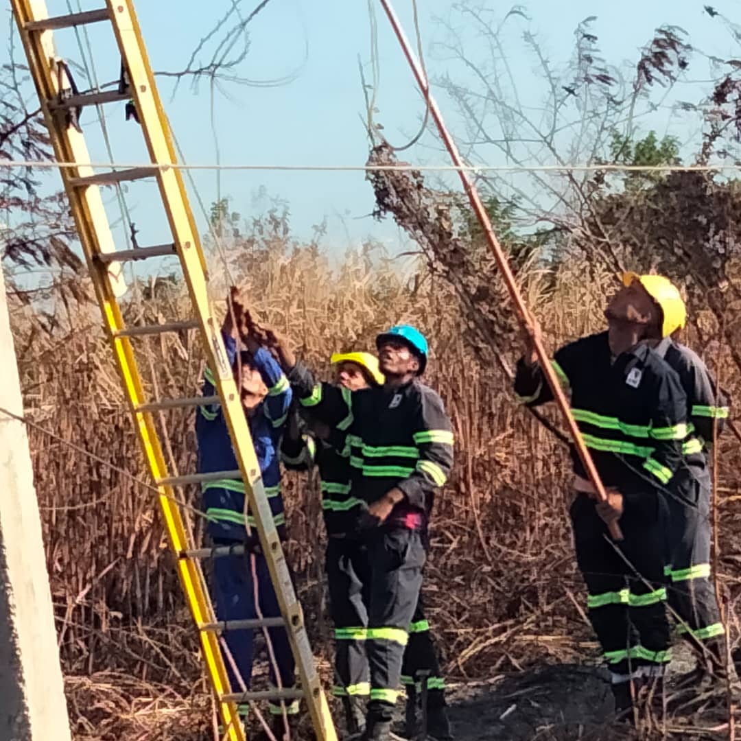 electrica_cmg's tweet photo. Difícil es la situación, pero los #linieros de la Empresa #Eléctrica #Camagüey, siempre llegan a los lugares de trabajo por difíciles que sean las circunstancias y resuelven. En la imagen, cambiando un poste primario en la distribución de Mamanantuabo, #Esmeralda. #UniónEléctrica https://t.co/dPl1MFSBjI