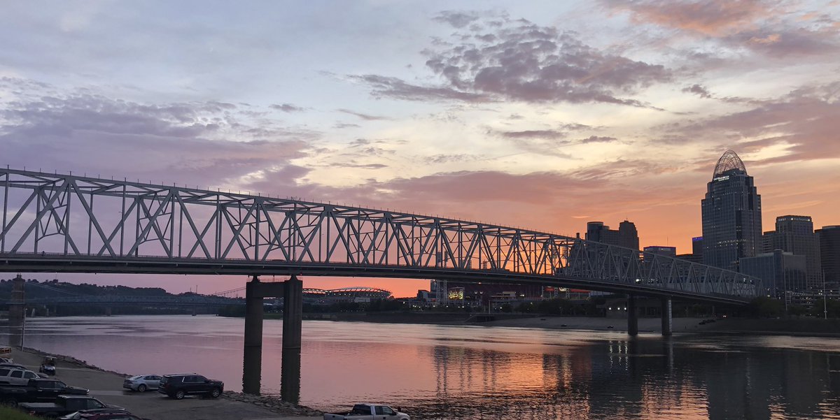 falcon0971's tweet photo. This past weekend I was working at a festival on the mighty Ohio river & got this pic of my city, Cincinnati, from my side & the best side of the river, Northern Kentucky. #sunset #skyporn #citycrowned #summer #ohioriver #cincinnati #Goettafest #Goetta #newportonthelevee https://t.co/9N8Z4draPA