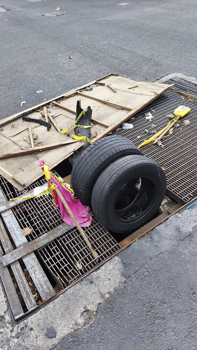 Oye <a href="/MetroCDMX/">MetroCDMX</a> <a href="/AlcCuauhtemocMx/">Alcaldía Cuauhtémoc</a> y para cuando piensan arreglar este problema en Juan A. Mateos y José Sotero Castañeda? O esperarán a qué pase un accidente como siempre...