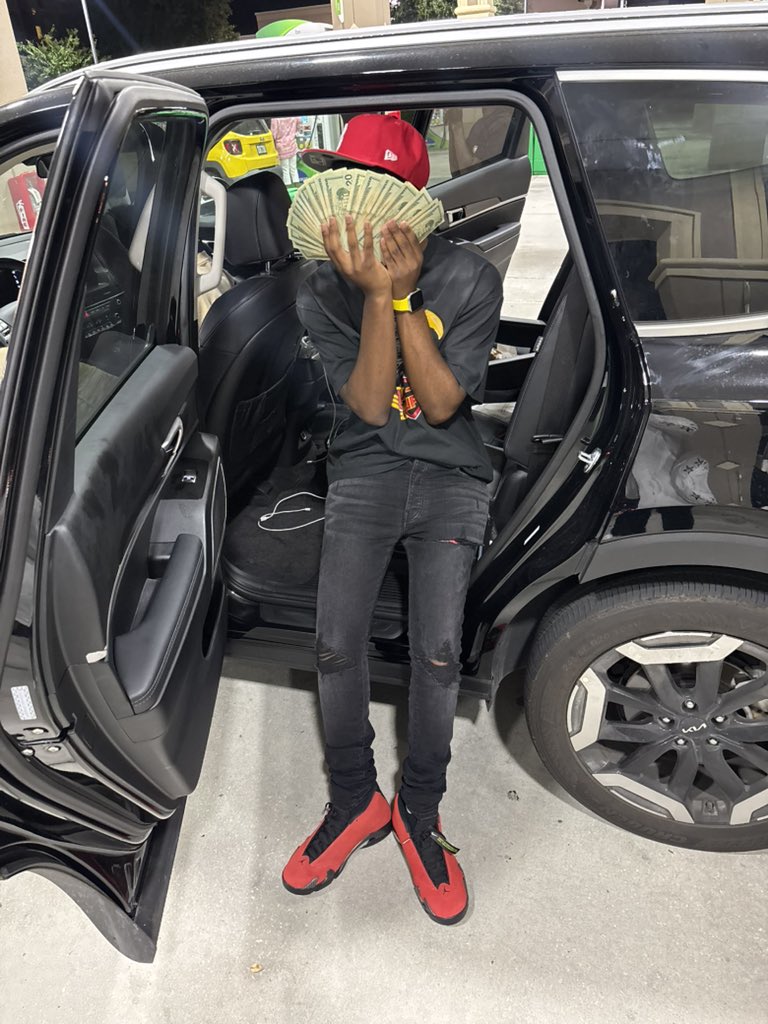 Bjbenjiss's tweet photo. Niggas can’t fuck with me still got the flames on me🔥🔥 https://t.co/lZL6PMkEdX