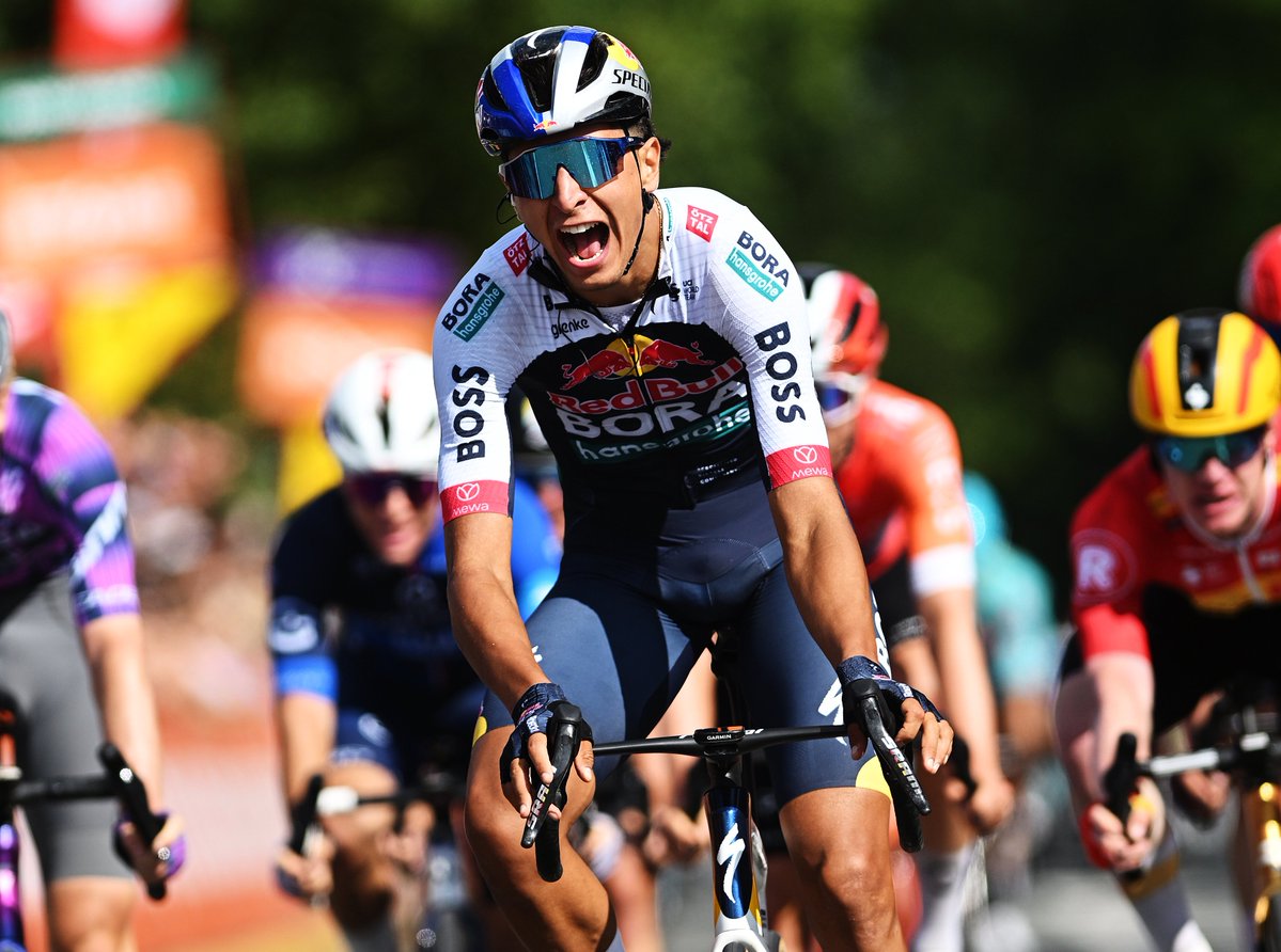 RBH_ProCycling's tweet image. 🇧🇪 #TourdeWallonie
Red Bull - BORA - hansgrohe Rookies rider Davide Donati has won the 3rd stage of the @tourdewallonie in a bunch sprint and thus celebrated his first professional victory.
➡️ Read the full story here: redbullborahansgrohe.com/en/news/rookie…
📷 Gettysport