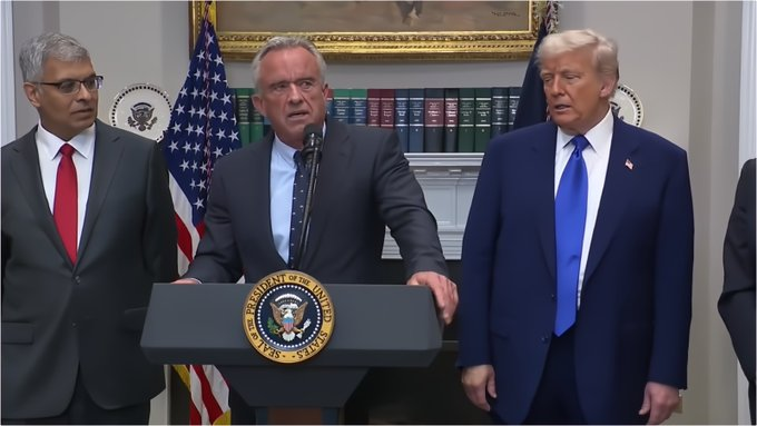 Las grandes farmacéuticas están en problemas.

Trump y RFK Jr. expusieron una estafa que lleva años costando miles de millones a los estadounidenses.

La sala se quedó en silencio cuando Trump reveló por qué los estadounidenses pagan diez veces más que Europa por medicamentos