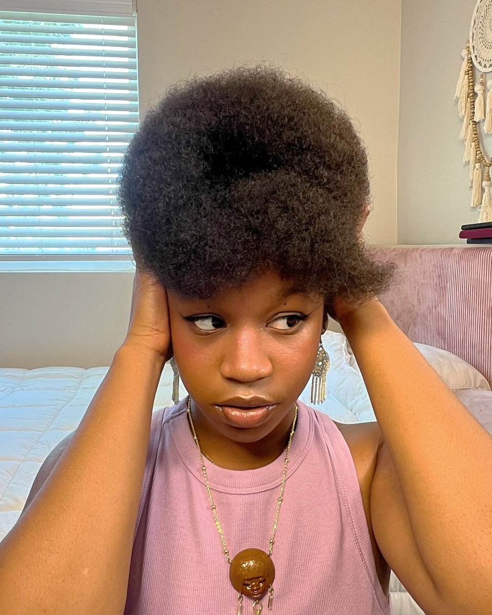 6 out of 26 letters down! Another day of me challenging myself to sculpt the whole alphabet with my natural hair.  

This is how I did the letter Q 👇🏽