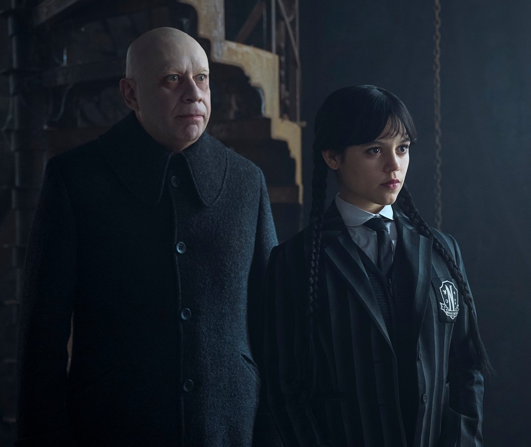 WednesdaysDaily's tweet image. New look at Wednesday and Uncle Fester in 'WEDNESDAY' Season 2!