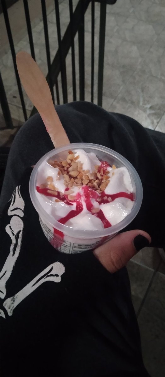 CalibreKaz's tweet image. Frio demoníaco e eu estou tomando o famoso Sundae de morango