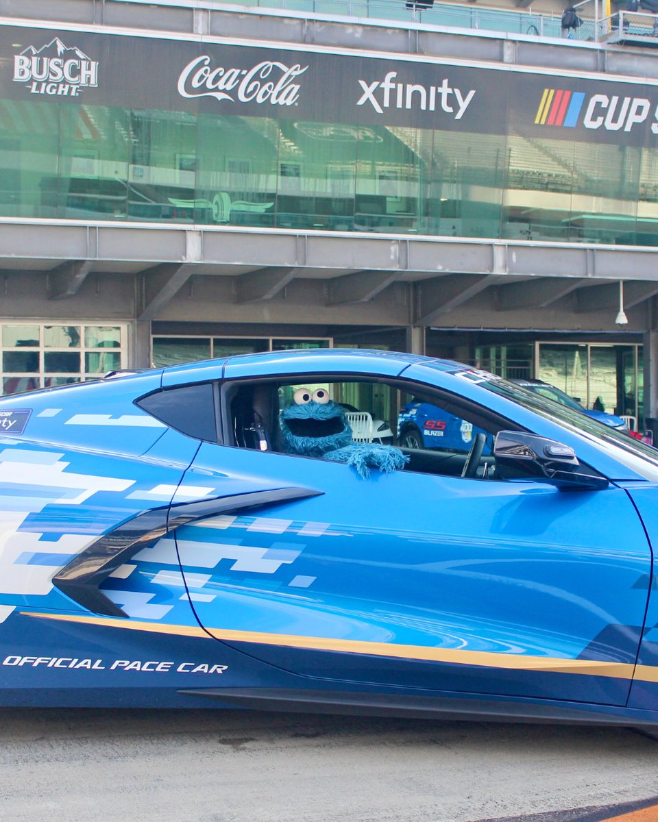 MeCookieMonster's tweet image. Me had da time of me life at #brickyard400! And you know what? Me would drive dat fast too if cookies were at da finish line! 🏁🍪🏆
#SesameRoadTrip