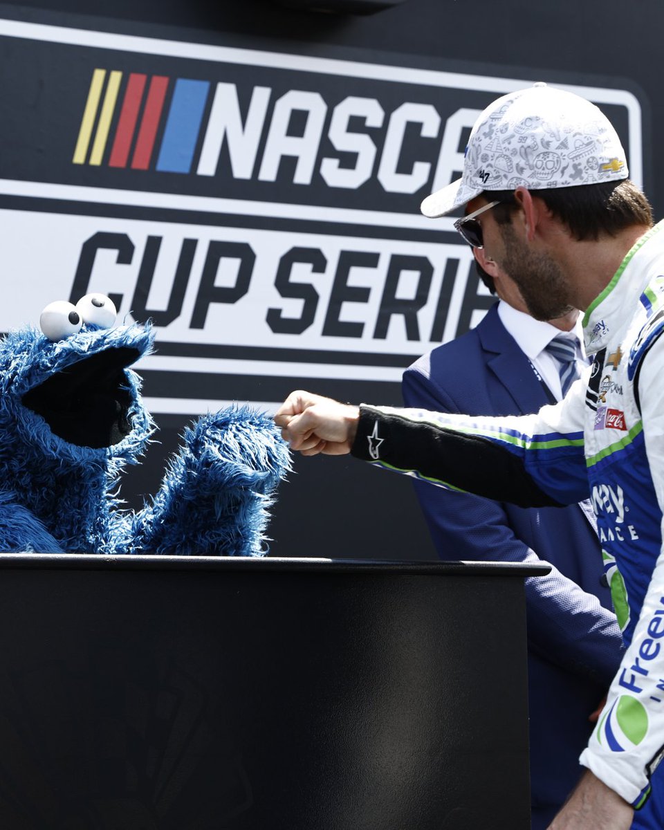 MeCookieMonster's tweet image. Me had da time of me life at #brickyard400! And you know what? Me would drive dat fast too if cookies were at da finish line! 🏁🍪🏆
#SesameRoadTrip