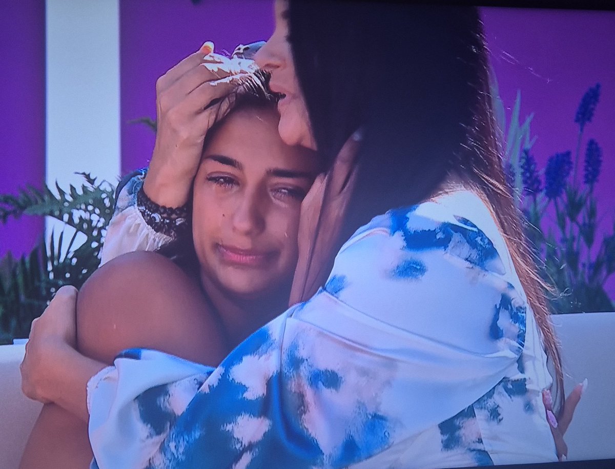 People forget Shakira is just a 22 year old girl who's had such a hard time!!

She needed this moment with her mum so bad, hopefully she will enjoy her last week now ❤️❤️

#LoveIslandUK 
#LoveIsland