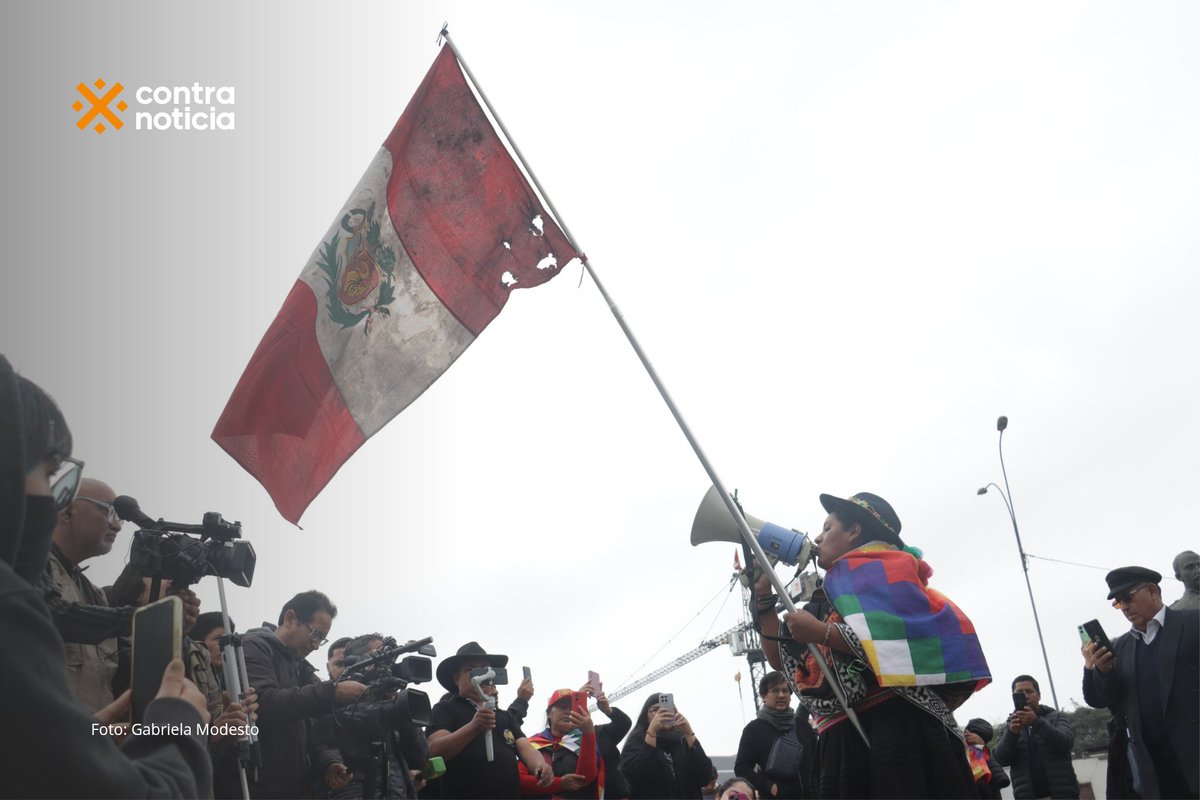 ContranoticiaPe's tweet photo. Familiares de las víctimas del régimen de Dina Boluarte recorren las calles este 28 de julio en una marcha fúnebre.
📷: @gabrielamc0709
#DinaBoluarte #28JulMarchaFúnebre https://t.co/nhcMJ55lQH