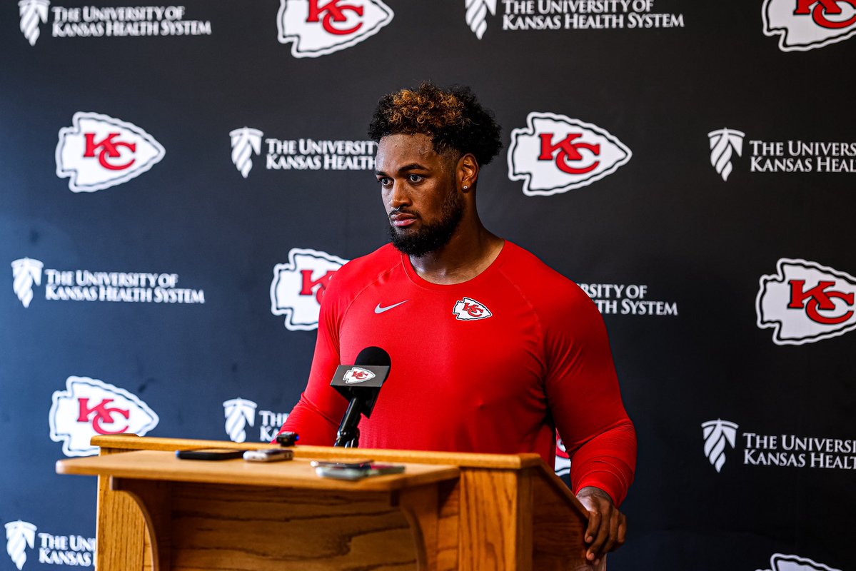 Spoke to a #Chiefs source today about rookie Josh Simmons. The team has been impressed with him all summer, and he's on track to start at left tackle in Week 1, protecting Patrick Mahomes' blindside.

Simmons fell to pick No. 32 due to a patella injury, but the Chiefs had no