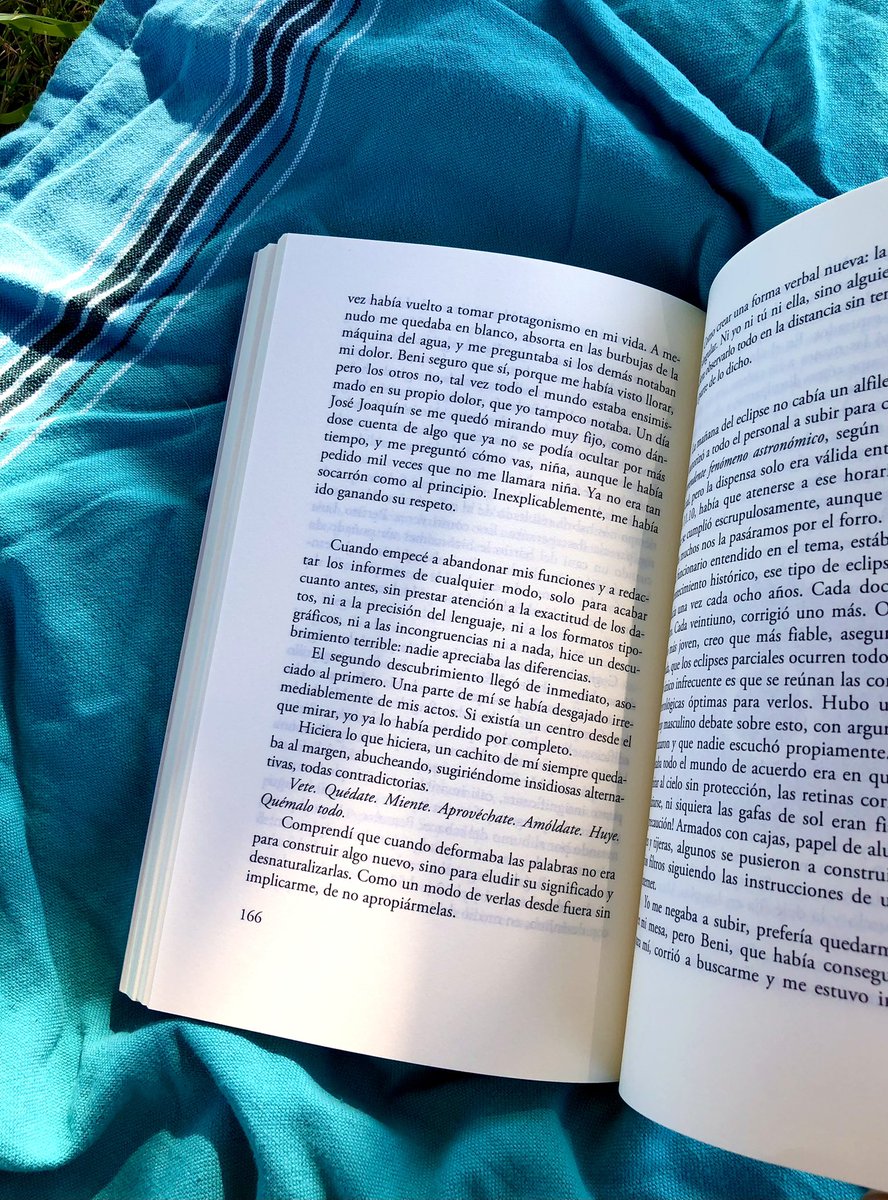 “Realizar era mejor que hacer y recepcionar mejor que recibir. Los problemas eran problemáticas; las personas, sujetos. Indicar era mejor que poner, cumplimentar mejor que rellenar…” 

E botarei o que reste de ano recomendando esta magnífica #Oposición de #SaraMesa.