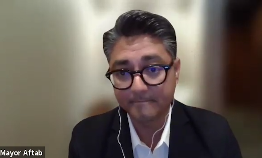 I talked to Cincinnati Mayor Aftab Pureval about the assault over the weekend downtown. He tells me "It's wildly irresponsible" to speculate race was a motivation.  
Chief Theetge says newly created task force worked until 2am. The assault took place around 3. @wlwt