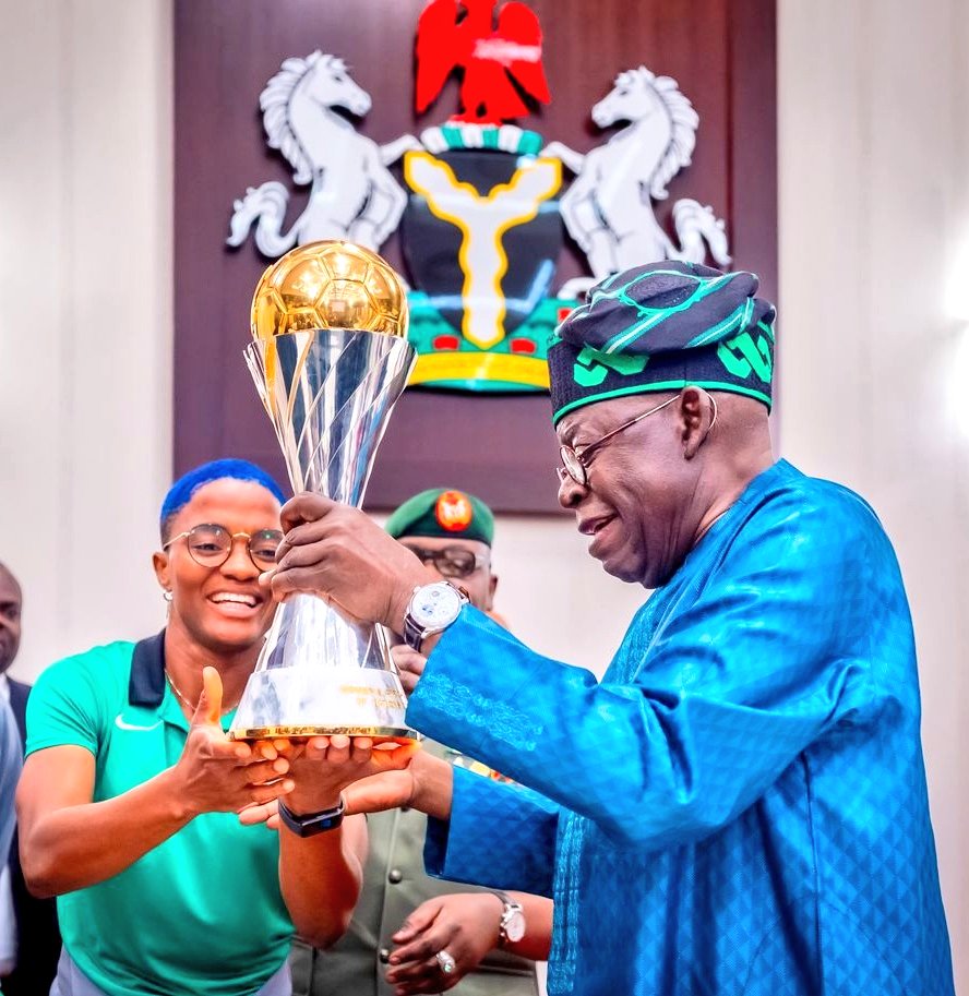 SAsekome's tweet image. President Tinubu has unlocked another source of income for Nigerian Content Creators... Watch in few days how they&apos;ll turn this @NGSuper_Falcons National Honors and Gifts into contents and start cash out big 😂😂

Jagaban for a reason!!🙌🏾😎

Bookmark🔖