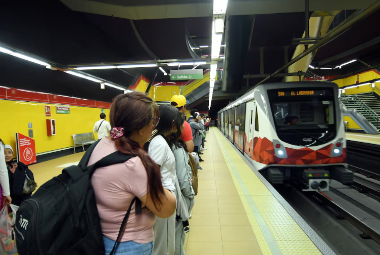 eluniversocom's tweet image. El Metro de #Quito opera con flota completa tras recuperar vagón que se descarriló en 2023 ow.ly/fgAb50WwlL2