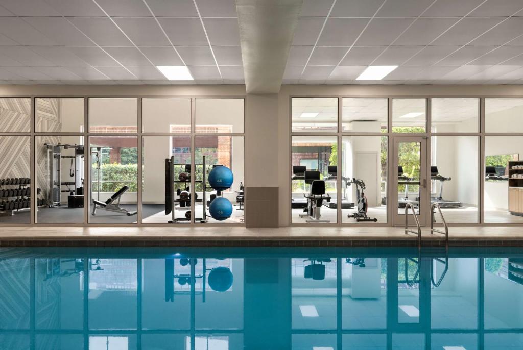 ItsInQueens's tweet image. Don’t forget!!!! Queens hotel offers pool membership to the public. @DoubleTree More: tinyurl.com/ew4ysv64