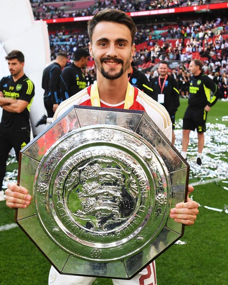 EspacioGunner's tweet image. Fabio Vieira está en la lista de mediocentros que interesan al West Ham, el West Ham incorporará varios mediocentros este verano.

[ @JacobsBen ]