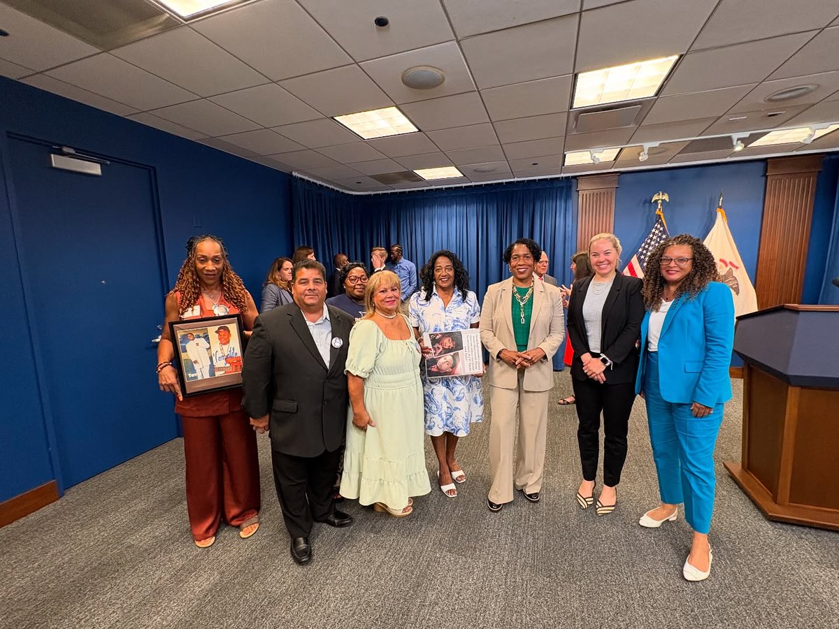One Aim Illinois (@oneaimil) on Twitter photo Today, <a href="/GovPritzker/">Governor JB Pritzker</a> signed Safe At Home into law 🖊️
This new law is a huge step toward protecting our communities. It helps prevent children and people in crisis from accessing unsecured guns. Today, <a href="/GovPritzker/">Governor JB Pritzker</a> signed Safe At Home into law 🖊️
This new law is a huge step toward protecting our communities. It helps prevent children and people in crisis from accessing unsecured guns.