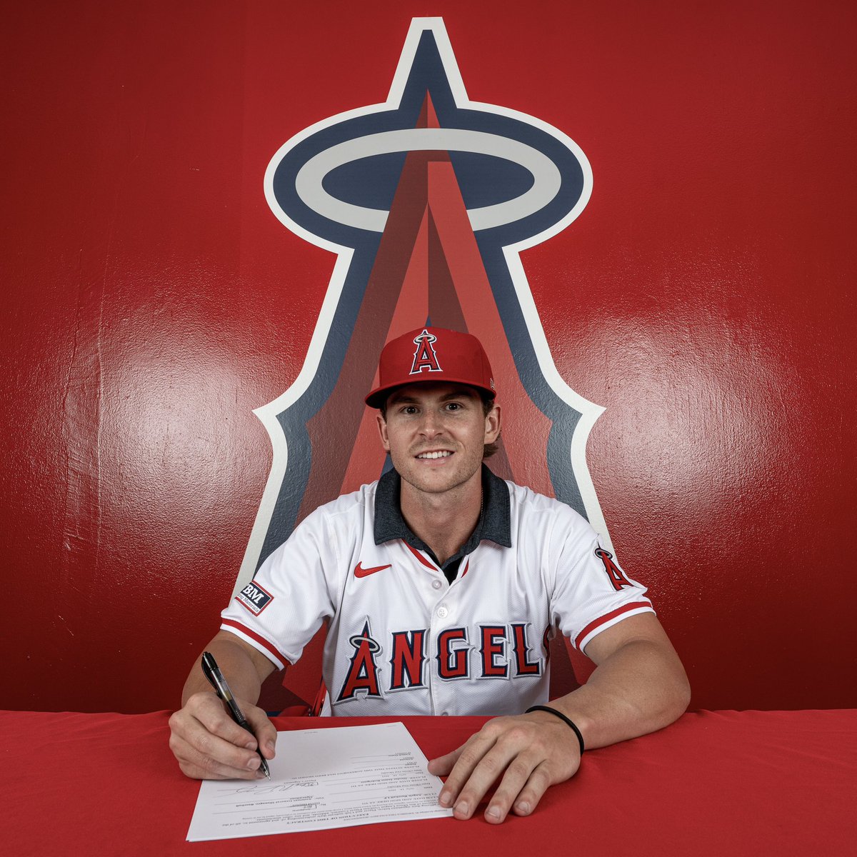 Pen to paper ✍🏻

<a href="/nickrodriguez34/">Nick Rodriguez</a> is officially an Angel ‼️