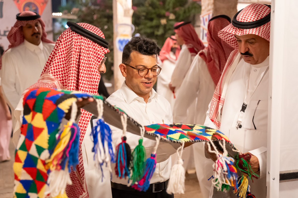 emara_hail's tweet image. سفير جمهورية مالطا لدى المملكة د.كلايف أكويلينا سبانيول، يزور مقر مهرجان #بيت_حائل 2025 "البيت بيتك .. يابعد حيي" في نسخته الرابعة ويطّلع على أركان وأجنحة المهرجان والحرف اليدوية والفعاليات الفلكلورية والترفيهية المتنوعة.
