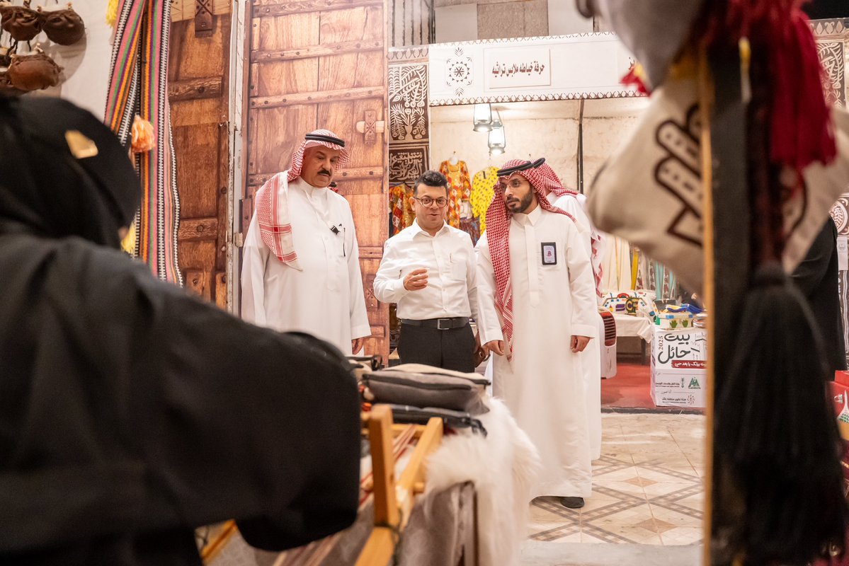 emara_hail's tweet image. سفير جمهورية مالطا لدى المملكة د.كلايف أكويلينا سبانيول، يزور مقر مهرجان #بيت_حائل 2025 "البيت بيتك .. يابعد حيي" في نسخته الرابعة ويطّلع على أركان وأجنحة المهرجان والحرف اليدوية والفعاليات الفلكلورية والترفيهية المتنوعة.