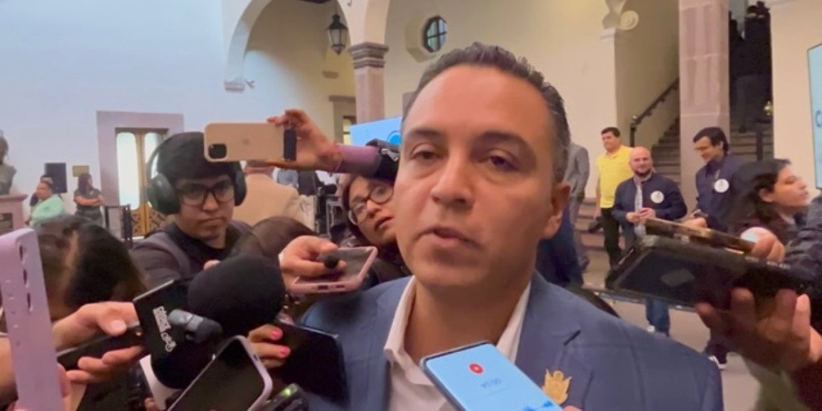ADNQro's tweet image. 🪨 #Querétaro Ofrece Gobierno de Querétaro apoyo a familia de queretano fallecido tras ser golpeado por roca cerca de la Basílica

El secretario general, Erik Gudiño Torres, mencionó que de inmediato se hizo acercamiento con sus seres queridos

👉 adninformativo.mx/ofrece-gobiern…