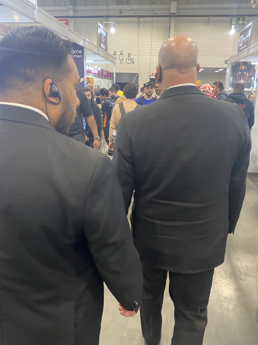 DJタイムの後、楽屋に移動するまでボディーガードがついてくれました。人生で初めての経験です。