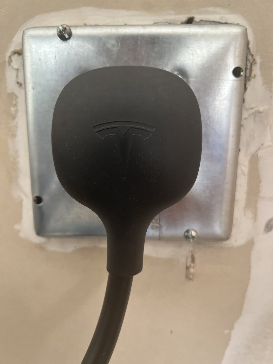 Sharatsays2's tweet image. 🚨 Attention Tesla owners charging at home:
If you’re seeing the “Charge rate reduced – Wall plug temperature high” alert, do NOT ignore it. I had the same issue where the charge rate dropped and plug temperature spiked. Recently, a house in Dallas caught fire due to this very…