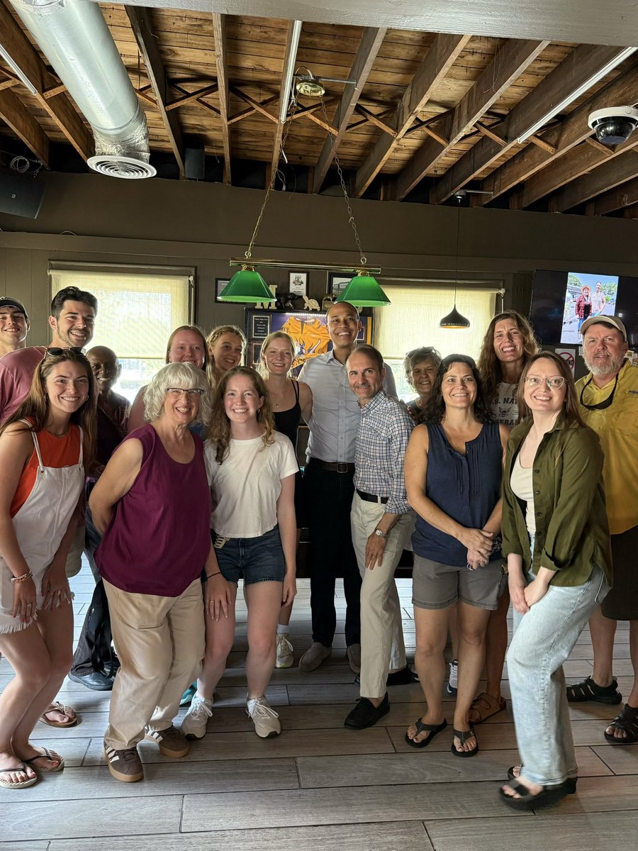 TeamSpanberger's tweet image. Pictured: @SpanbergerForVA, @SenatorHashmi, and @jonesjay spending their weekend with volunteers across Virginia! ⭐
Want to hear more about campaign updates and events in your neighborhood? Sign up for our volunteer newsletter: abigailspanberger.com/volunteer/