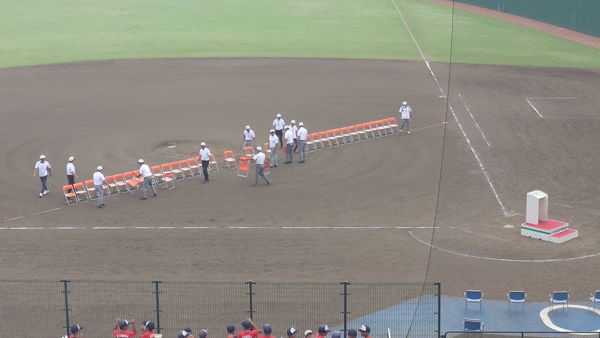 shakaijin_base's tweet image. 埼玉=試合終了→優勝監督&選手インタビュー→閉会式の挨拶台設置→グラウンドに椅子並べ→マイクテスト(無駄話、笑い声、音響機器のハレーションがキーン!)→何もしない謎の時間→選手とお偉いさん入場→ようやく閉会式開始。
この間、選手は待機。敗者には酷な時間。
東東京=とっくに閉会式終了www