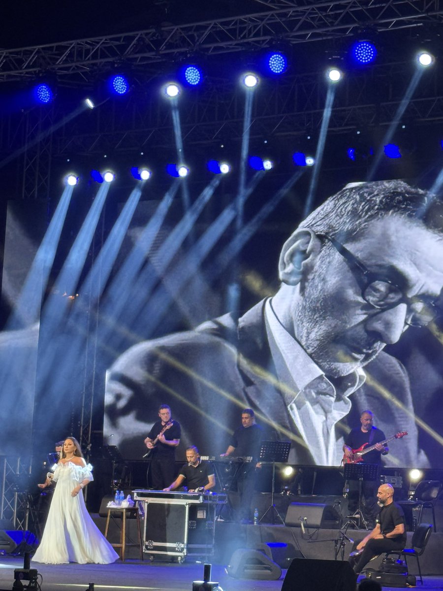 FilFan's tweet image. 🎼 إليسا تودع زياد الرحباني بأغنية "سألوني الناس" في حفلها بختام أعياد بيروت: "خسرنا من يومين عبقري من بلادي، وقامة فنية كبيرة". شوف الفيديو 👇 👇
filfan.com/news/details/1…