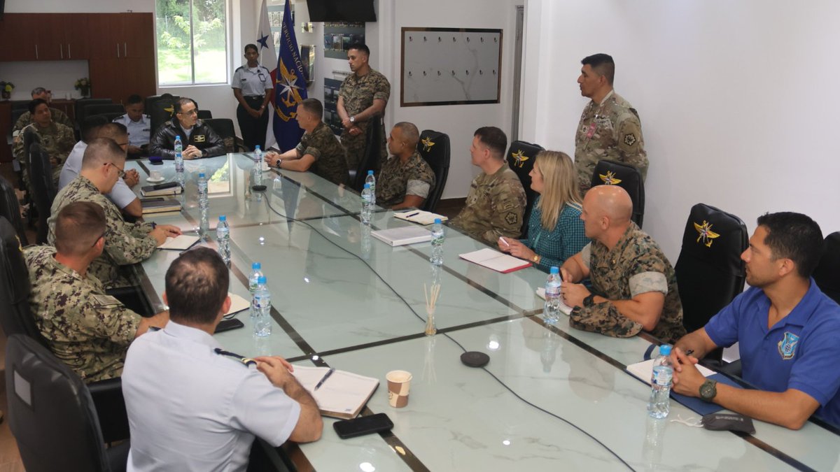 aeronavalpanama's tweet image. Del 27 al 29 de julio recibimos al Tte. Gral. Leonard Anderson, Cmdte. de #MARFORSOUTH, en una visita que refuerza la cooperación #Aeronaval con EE.UU. en seguridad regional.

Sostuvo reunión con nuestro Cmdte. Gral. Luis De Gracia y la Sra. Leah Thorstenson.