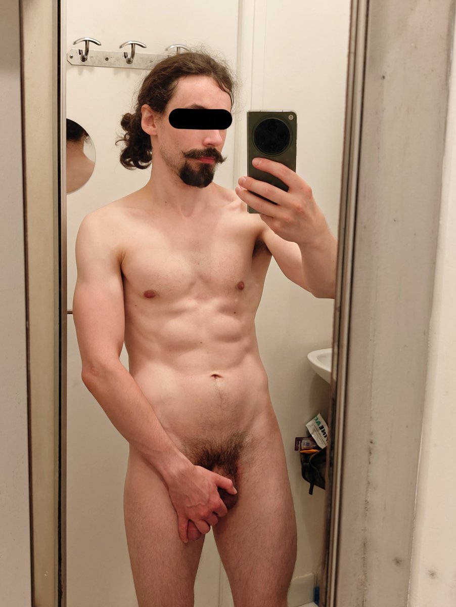 Tu me croise en soirée tu fais quoi ? 🔥 
Si j'ai pas mal de like je mets la version sans la main
#LGBTQIA