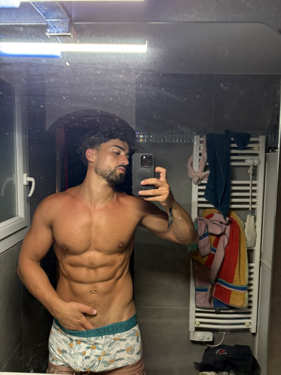 flex_uri's tweet image. Vous êtes souvent seul avec votre main la nuit tombée ? ✋🍆 #solo #sex