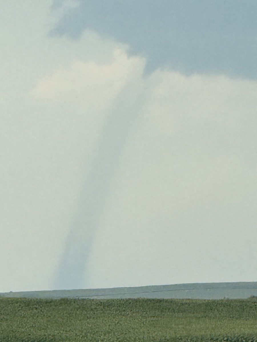 CRyanMauk's tweet image. Landspout #tornado, near Iona, South Dakota, time is 1633 @NWSRapidCity
