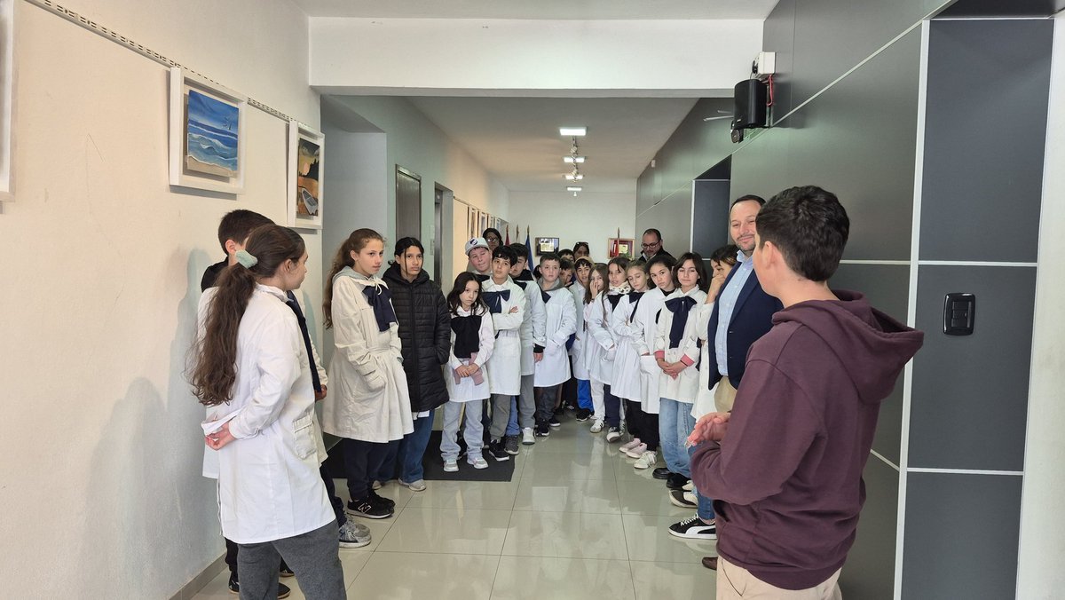 🔶️ Niños y niñas de la Escuela N° 101 José Pedro Varela participaron de un intercambio con Enzo Delgado, artista de 13 años que presentó su exposición "Visiones de la realidad" en la Junta.

Se llevaron prácticos consejos para animarse a expresar a través del arte.