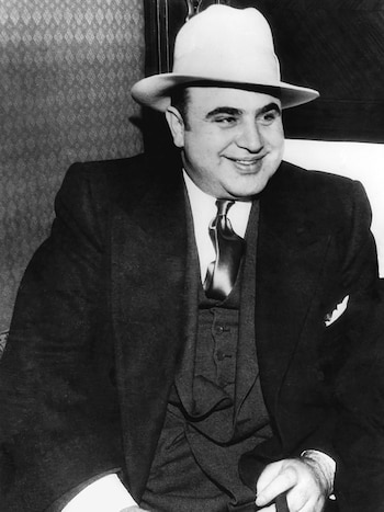 datoatipico's tweet photo. Al Capone condenado por evasión de impuestos (el menor de sus crímenes) // @AlvaroUribeVel condenado por compra de testigos (el menor de sus crímenes) https://t.co/RQsnTh8ja9