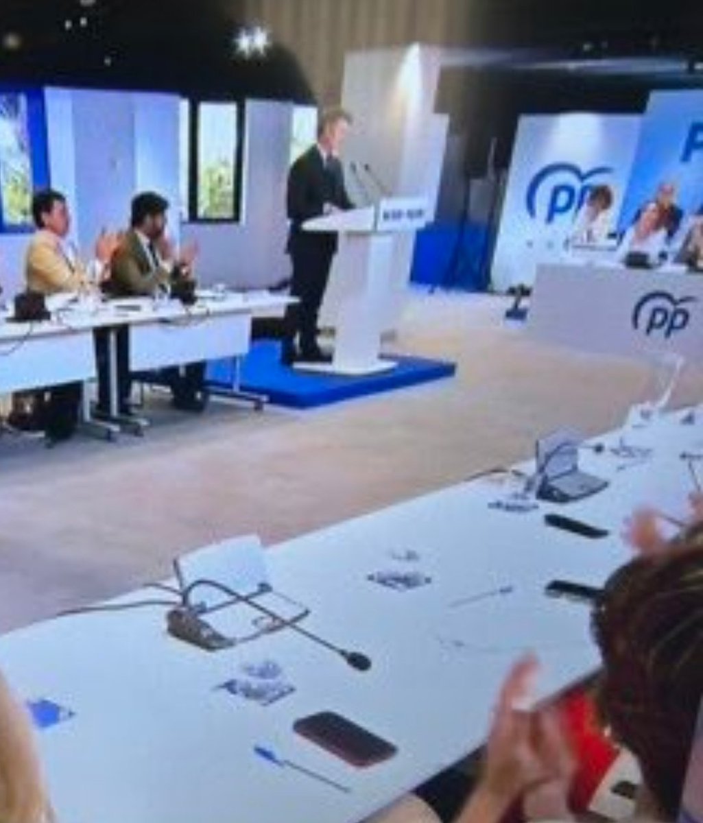 copialogicadeus's tweet image. El juez Peinado también pidió un atril; son todos iguales, franquistas y con complejo de inferioridad.
