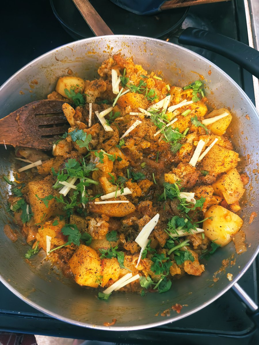 IraadeNaikhain's tweet image. Ek haath se fangirling dusre haath se pakaying aloo gobi