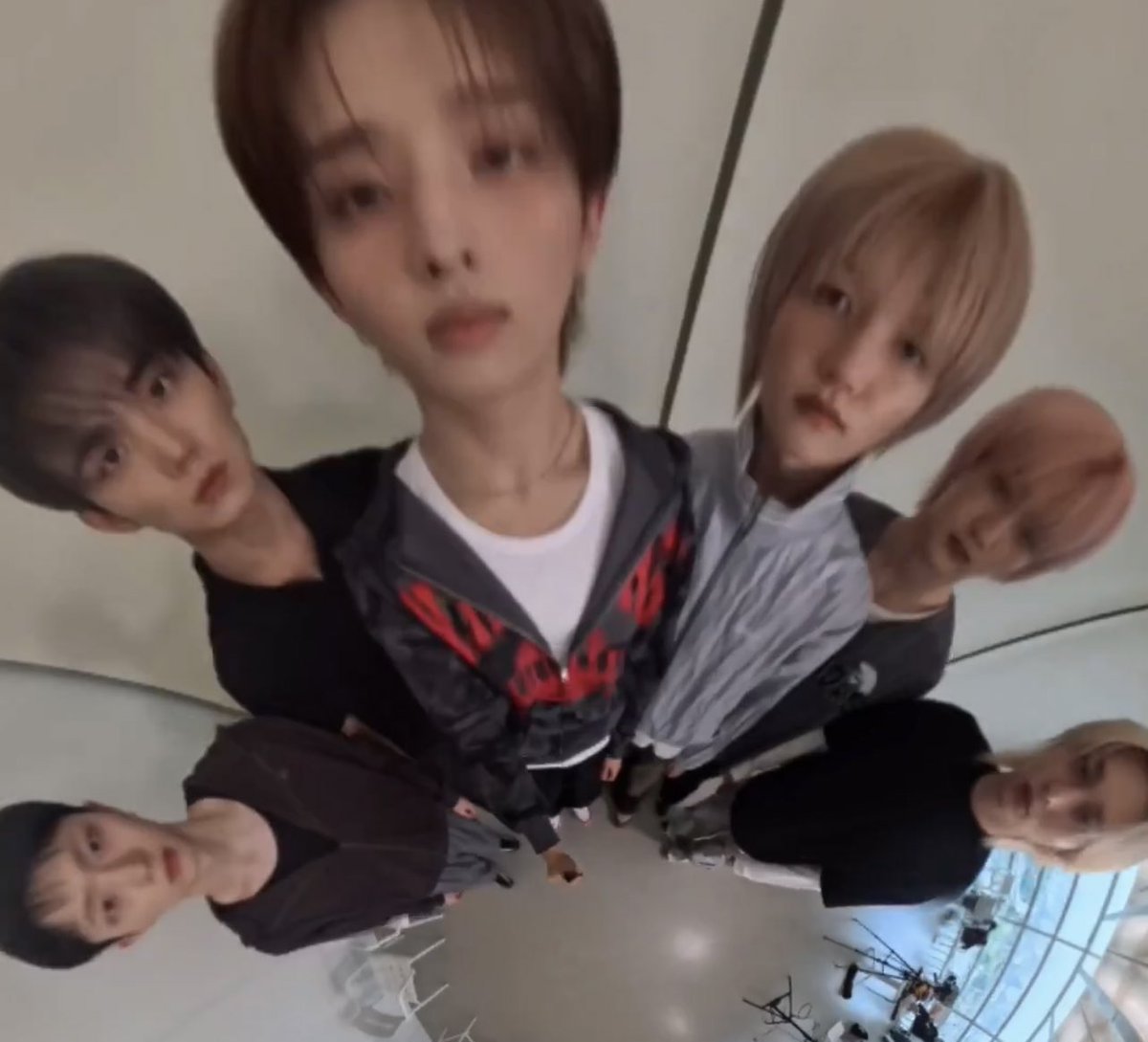 iffytomorrow's tweet image. 졸려