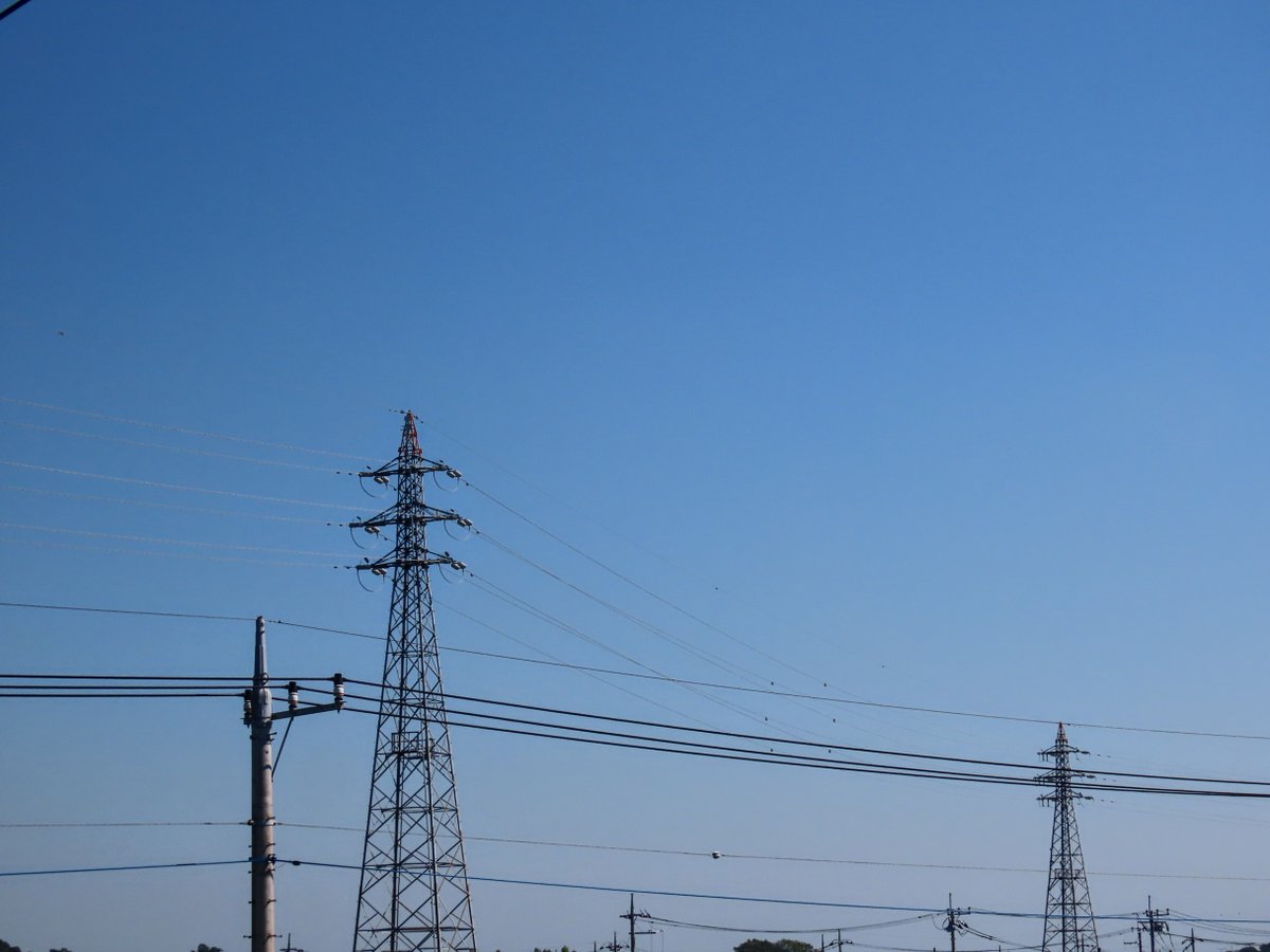 yumeasutw's tweet photo. #青空 にお日様ギラギラ✨
蒸し暑い火曜日の朝☀️
外の気温は既に🌡️34℃です😵💦
予想最高/最低気温🌡️37℃/24℃
晴れ☀
熱中症警戒アラート発令⚠️
午後は東風が吹き🌬️➰➰🌿
落雷、俄か雨にご用心⛈️
#イマソラ #いまそら #快晴
#空の名前 #天気の図鑑
#鉄塔
#a2025 #a0729 #a202507 #a2025075 https://t.co/MYeeBsP9y9