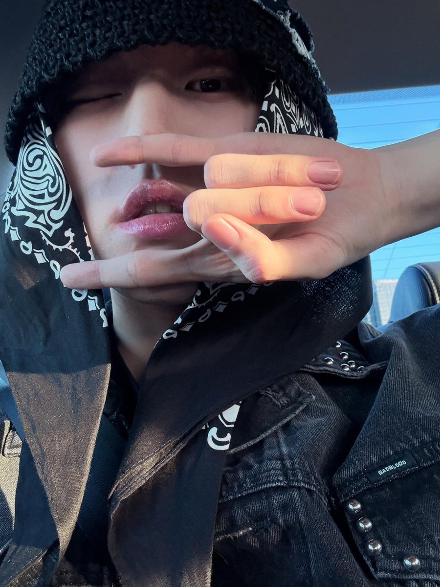 어차피 tweet media