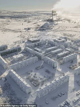 hmorneg's tweet image. شهر سرّیِ اتحاد جماهیر شوروی در دایره قطبی که سالها قبل و چند دهه پس از ساخت رها و تبدیل به شهر ارواح شده است. این شهرها معمولا برای استخراج ذغال سنگ یا مقاصد نظامی ساخته میشدند.