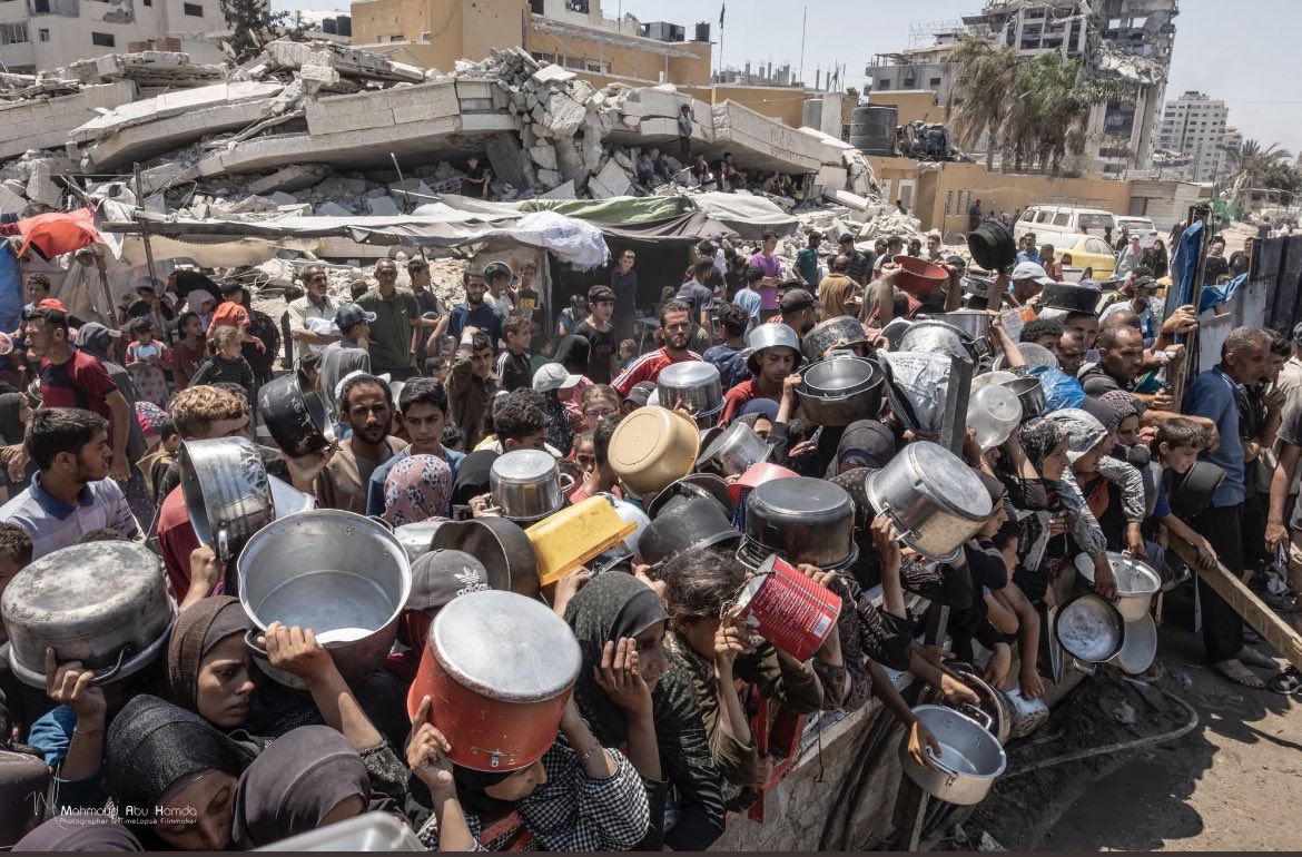 يا أمة العرب والمسلمين، كم هو مؤلم أن نرى شعوبنا تتضور جوعًا تحت أنقاض الدمار، تحمل أوانيها بيأسٍ عظيم تنتظر النجدة، بينما الخذلان يعم قادتنا وأئمتنا، فتتفرجون صامتين على معاناة إخوانكم، تاركين الضعفاء يواجهون وحدهم الظلم والقهر دون أن تمدوا يد العون أو ترفعوا صوت الحق، في مشهدٍ