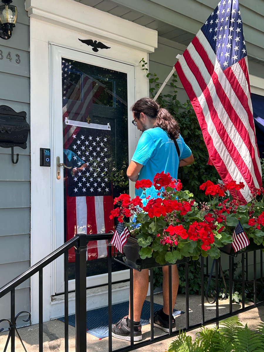 Since spring, Libre Wisconsin has been knocking on doors in the Milwaukee area to hear from YOU.

We're asking about key issues: Public Safety, Education, Taxes &amp; Health Care.

📣 If you see our team, take the quick survey—your voice matters!
#BeLIBRE #LibreWisconsin