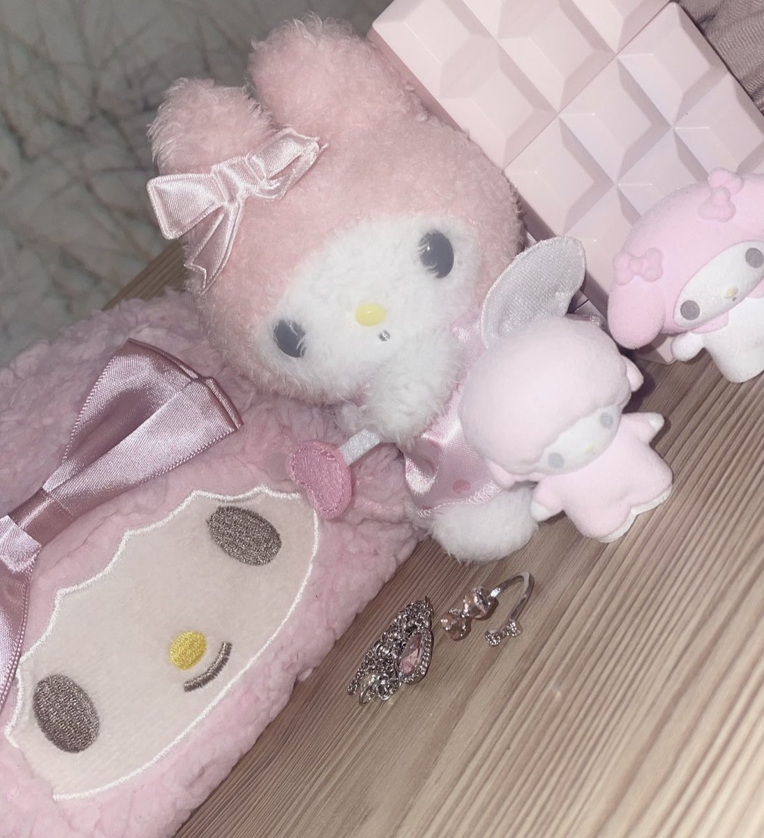 moonlitdamsel's tweet image. making the hotel room feel a bit more like home ♡
