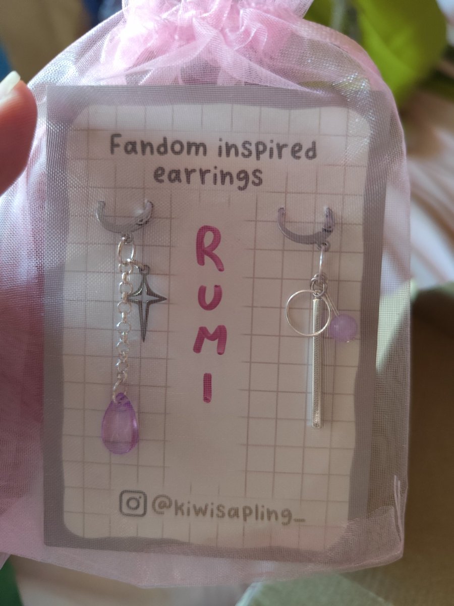 HUNTRIXDEMONESS's tweet image. // yes I am waaay too deep with this movie that I got myself these k pop demon hunters inspired Rumi earrings!!!
Ofc Rumi is my girl ! Nyehehe I cannot wait to wear these soon ๐ฅนโค๏ธ
