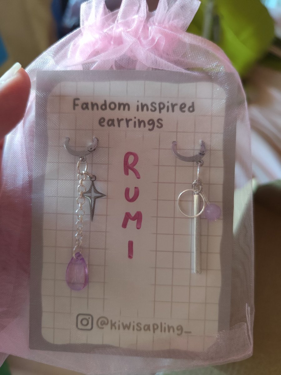 HUNTRIXDEMONESS's tweet image. // yes I am waaay too deep with this movie that I got myself these k pop demon hunters inspired Rumi earrings!!!
Ofc Rumi is my girl ! Nyehehe I cannot wait to wear these soon ๐ฅนโค๏ธ