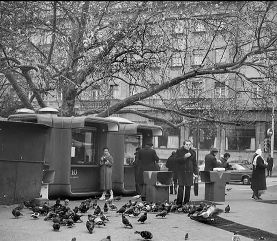 pocetnik8's tweet image. Znate li lokaciju legendarnog crvenog kioska gde su se prodavale zemičke sa viršlama i kobasicom najboljom u gradu sa slike?