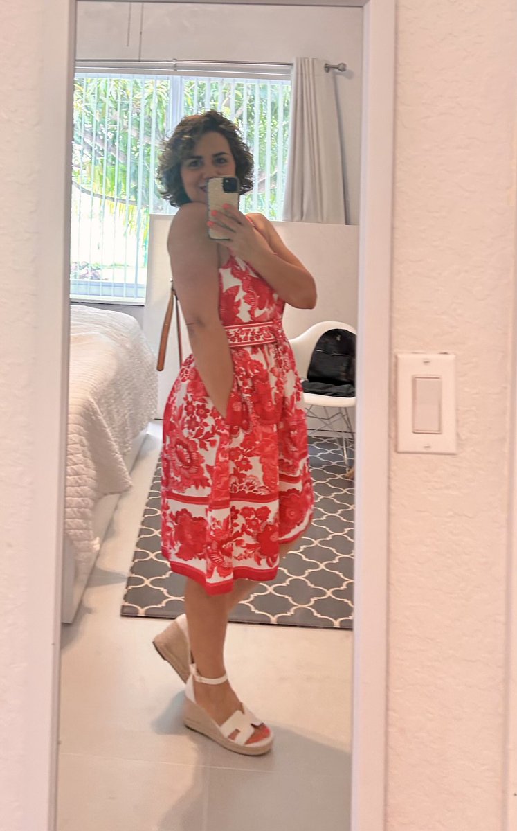 Hoy hay globitos en mi perfil. Me puse linda, salí con mi familia. He tenido cumpleaños mejores, mi ánimo aún no se ha recuperado al 💯 desde que partió mi mamá hace poco más de un año. Le estaré eternamente agradecida por mi vida que celebro hoy. Felicidades a mi 💛🌻🥰!